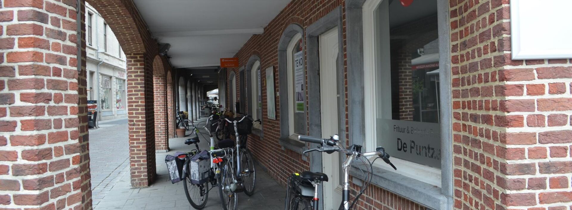 NL/EN
NL: Handelshuis met handelsgelijkvloers en 3 appartementen.
Dit goed is gelegen in het hartje van de uitgangsbuurt van Lier, kortom een toplocatie!
Het betreft een statig gebouw, waarvan de 3 bovenliggende appartementen gerenoveerd werden.
De handel