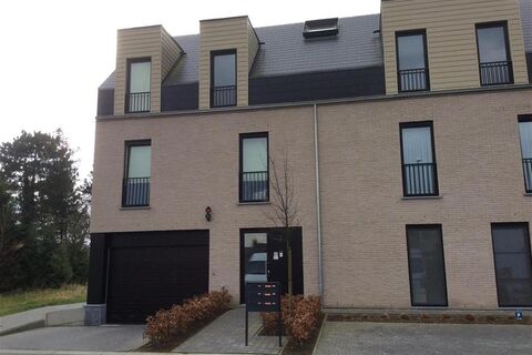 Autostaanplaats in ondergrondse parkeergarage, gelegen in Residentie Hopveld te Hallaar centrum.
Deze autostaanplaats is geschikt voor uw wagen, of eventueel stalling van oltimers,...
Centrale locatie, dichtbij school, openbaar vervoer en Heist centrum.